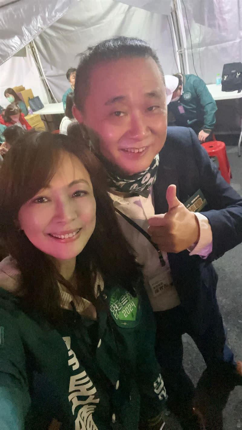 郭昱晴（左）當選立委，邰智源慶賀（圖／翻攝自臉書）
