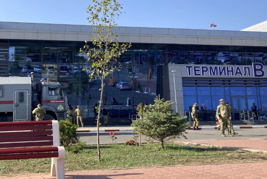 俄羅斯警方30日表示逮捕了60名涉嫌闖進俄羅斯聯邦達吉斯坦共和國一座機場的暴徒，這些暴徒試圖攻擊來自以色列的猶太人乘客。圖為10月30日，執法人員在馬哈奇卡拉機場外一個區域巡邏。（法新社）