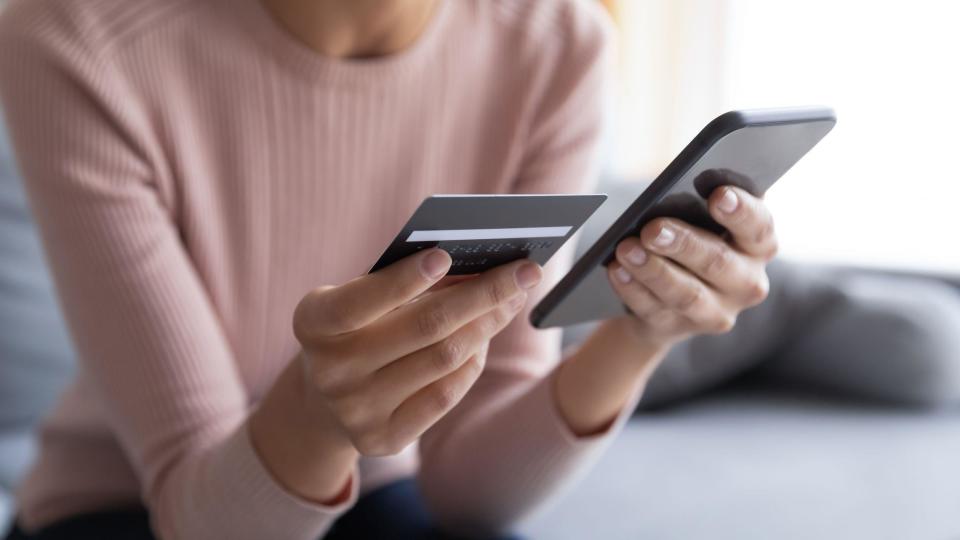 Mujer haciendo una compra por internet