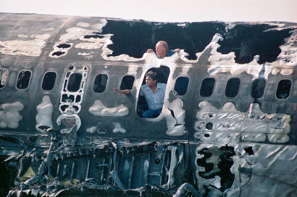 Aug. 31, 1988: Investigators examine the charred and melted fuselage of Delta 1141 after it crashed during takeoff at Dallas-Fort Worth International Airport.