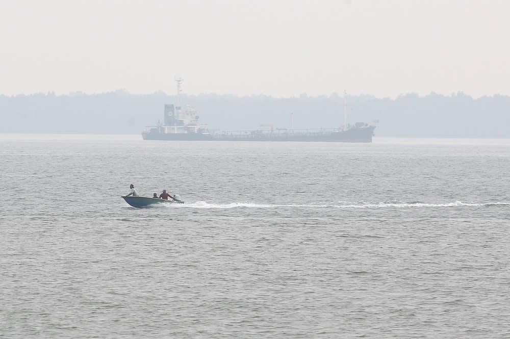 A ship is seen on a hazy day at Nortport Klang September 9, 2019. — Picture by Yusof Mat Isa