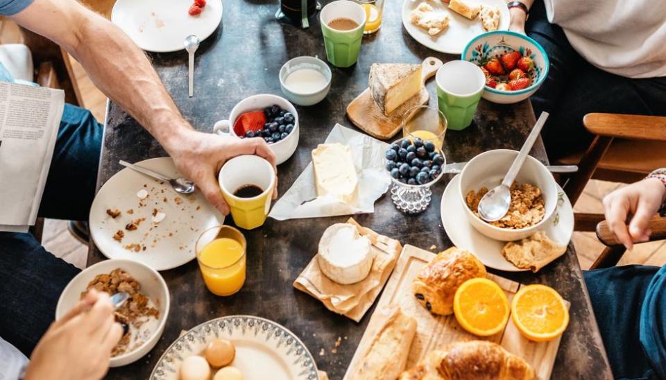 Para que un desayuno sea completo debería aportar entre el 20-25 por ciento de las necesidades energéticas diarias, e incluir al menos cuatro grupos de alimentos. (Foto: Getty)