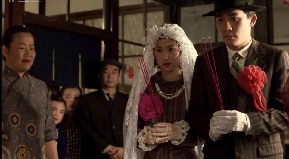  梁朝偉與辛樹芬的婚禮戲以中西合璧方式，重現早年台灣大戶人家的婚禮習俗。（牽猴子）