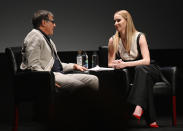 <p>Jennifer Lawrence sprach bei der Director Series der Tribeca Talks mit David O.Russell – aber wer konnte bei diesem Outfit schon auf den Typ daneben achten? Die lockere Palazzohose mit Hosenträgern und das nudefarbene Oberteil wird mit knallroten Pumps getoppt. Dazu ein unauffälliges Make-up und schon sind alle sprachlos. SO geht Understatement! </p>