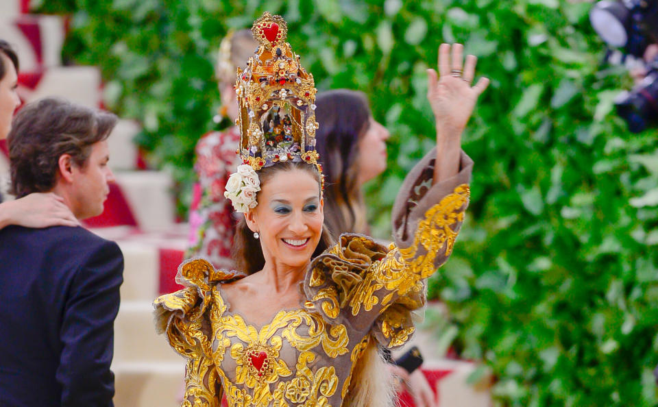 Sarah Jessica Parker waving to people as she stands on the red carpet