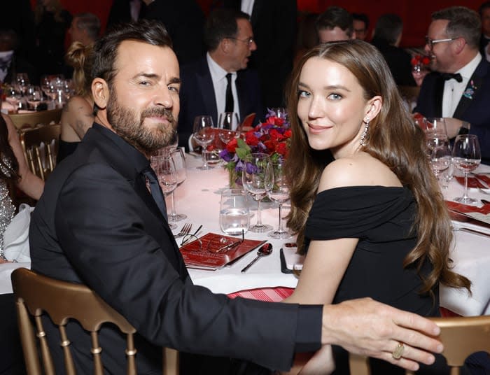 Justin Theroux y Nicole Brydon Bloom juntos en los Oscar