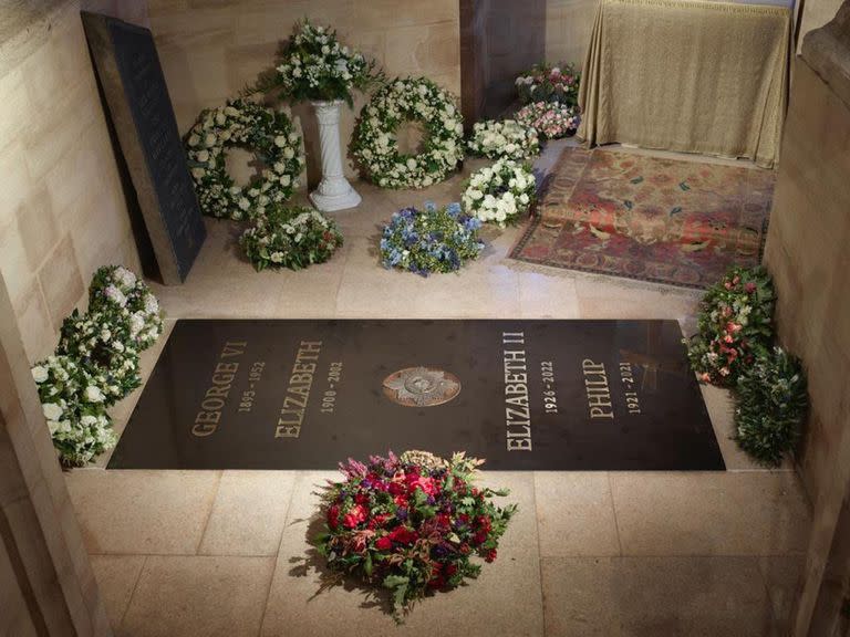  La Casa Real británica ha publicado la primera fotografía con difusión de la lápida de Isabel II tras su entierro el pasado 19 de septiembre en la Capilla del Rey Jorge VI en el Castillo de Windsor.  