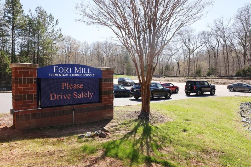 Traffic stops in front of the entrance of Fort Mill Elementary and Middle Schools as middle school lets out. Fort Mill, Tega Cay and the Fort Mill School District have asked the state transportation department for safety upgrades on school roads. Tracy Kimball/tkimball@heraldonline.com