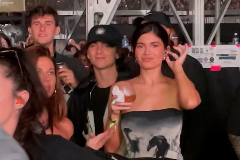 La pareja se mostró distendida en la sección VIP del estadio SoFi, donde también estuvieron presentes otros famosos como Justin y Hailey Bieber, Adele y Zendaya