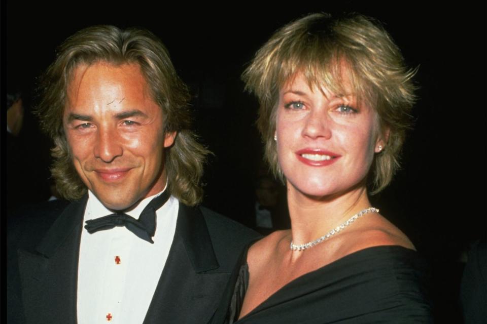 Zweimal verheiratet, zweimal geschieden, noch immer befreundet: Das 80er-Jahre-Glamour-Paar Melanie Griffith und "Miami Vice"-Star Don Johnson verreist noch immer gelegentlich gemeinsam, große Patchwork-Familien-Ausflüge inklusive. Neben Tochter Dakota hat Melanie Griffith einen Sohn mit Schauspieler Steven Bauer und eine Tochter mit Antonio Banderas. (Bild: Diane Freed / Getty Images)