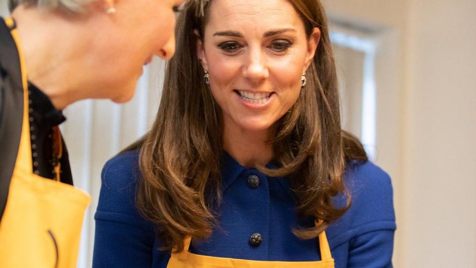 Kate Middleton happily donned an apron on Wednesday, helping to prepare lunch during a visit to the homelessness charity Centrepoint.