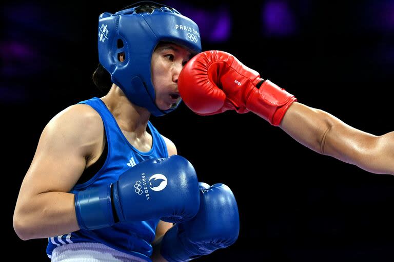 Ha Thi Linh de Vietnam recibe un puñetazo de Feofaaki Epenisa de Tonga en la ronda preliminar femenina de 60 kg de 32 combates de boxeo durante los Juegos Olímpicos de París 2024