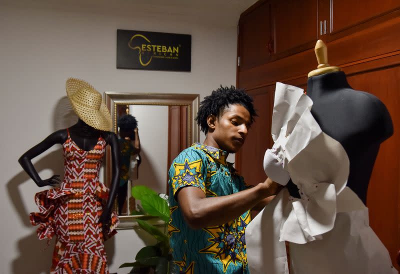 Esteban Sinisterra, de 23 años, un diseñador de moda que viste a la vicepresidenta colombiana Francia Márquez, trabaja en un vestido sobre un maniquí en su estudio en Cali
