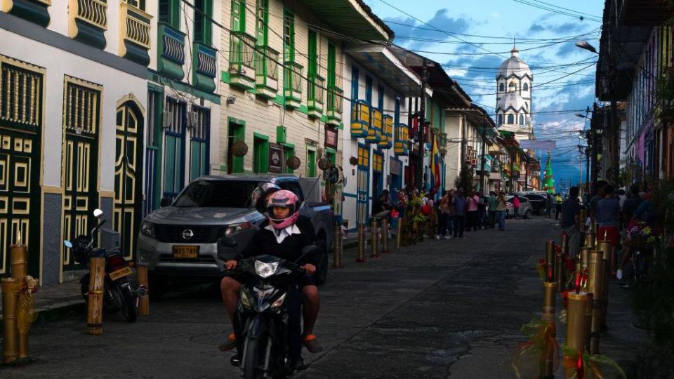 Personas en moto en una calle de Filandia, Quindío