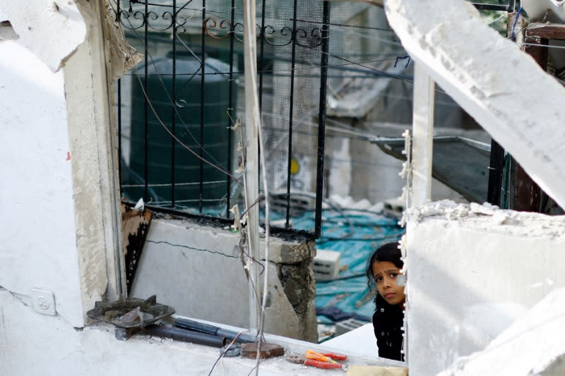 Una niña observa el lugar de un ataque israelí contra una casa, en Rafah