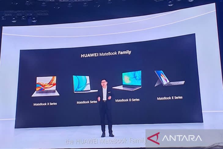 CEO Consumer Business Group Huawei Richard Yu mengenalkan lini MateBook besutan Huawei dalam perilisan produk Huawei Smart Office 2022 Asia Pacific di BITEC, Bangkok, Rabu (27/7/2022). (ANTARA/Livia Kristianti)
