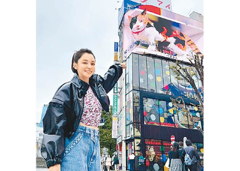 徐若瑄在東京「捉貓」，盡顯童真一面。