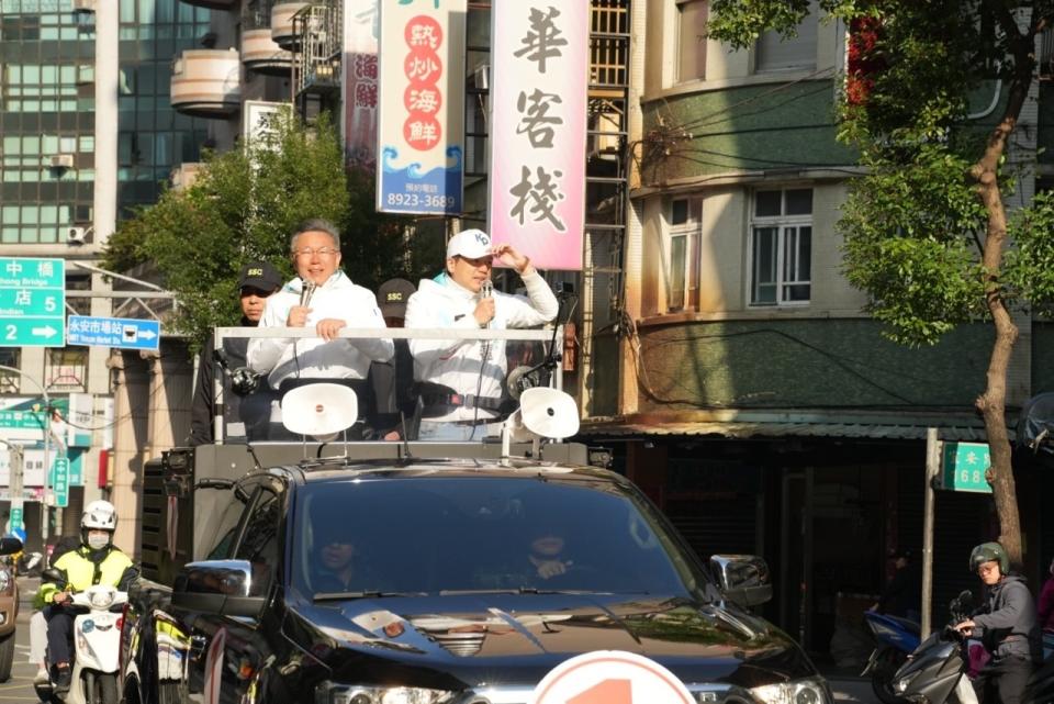 民眾黨總統候選人柯文哲11日車掃雙北拜票。(民眾黨提供)