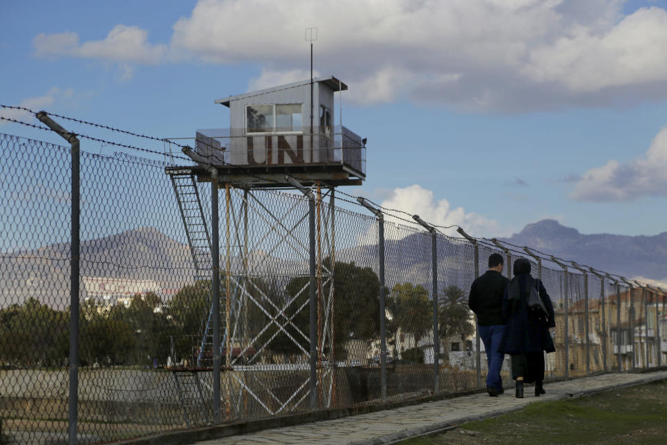 <p>Die Insel im Mittelmeer ist zweigeteilt: Der Nordteil des Inselstaates wurde 1974 von der Türkei besetzt. 1983 wurde auf diesem Territorium die Türkische Republik Nordzypern ausgerufen. Mit Ausnahme der Türkei wird diese von keinem Staat anerkannt. Die Grenze verläuft durch die Haupstadt Nikosia, in Form der „Grünen Linie“, die von Friedenstruppen der UN überwacht wird. (Bild: ASSOCIATED PRESS/AP Photo) </p>