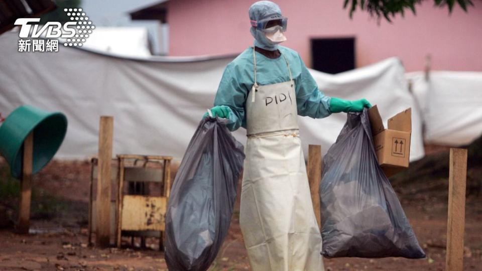 中非安哥拉地區早前也傳出馬堡案例，醫護人員穿著防護衣處理醫療廢棄物。（圖／達志影像路透社）