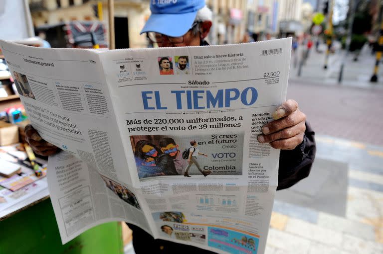 Un colombiano lee el diario en Bogotá, el día anterior a las elecciones