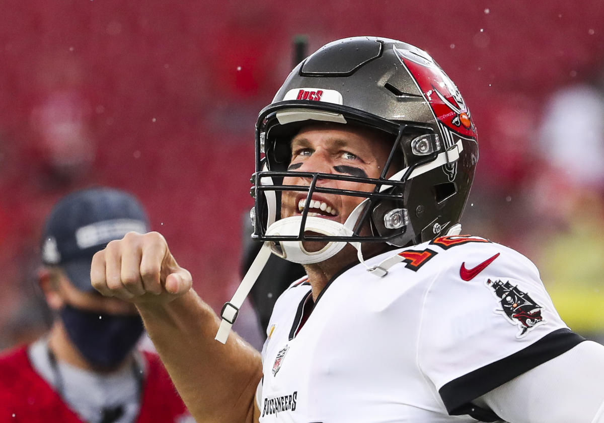 Beat-up Bucs fall to Bears, 20-19 on late field goal