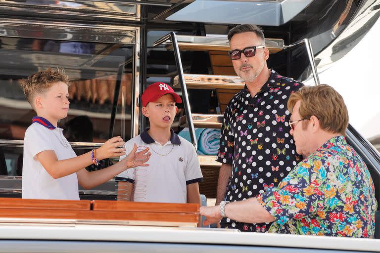 La semana pasada Elton John y David Furnish fueron fotografiados junto a sus hijos a bordo del barco Hércules II –un yate de lujo que el cantante tiene desde hace unos años– disfrutando de un paseo por el Mediterráneo
