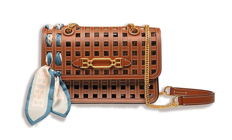 BALLY Vestige系列棕色1851裝飾鏤空牛皮肩背包。NT$56,200（美之心提供）