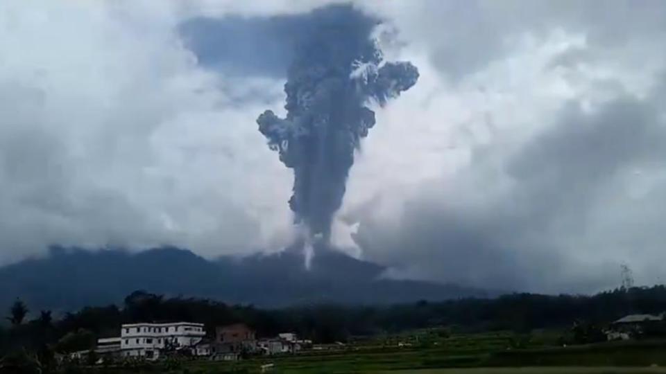 日本擔心印尼火山爆發會引發海嘯。（圖／翻攝自Ｘ@superebelsrugby）