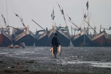 A Rohingya fisherman walks on the beach in Sittwe in the state of Rakhine, Myanmar March 2, 2017. REUTERS/Soe Zeya Tun