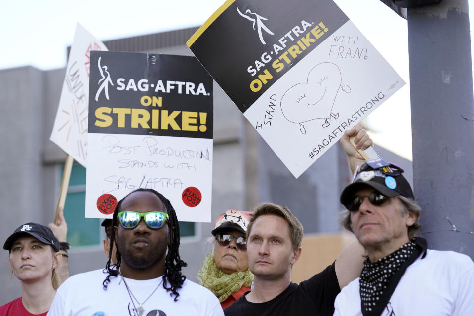 Actores en huelga con letreros fuera de los estudios Netflix el miércoles 8 de noviembre de 2023 en Los Angeles. (Foto AP/Chris Pizzello)