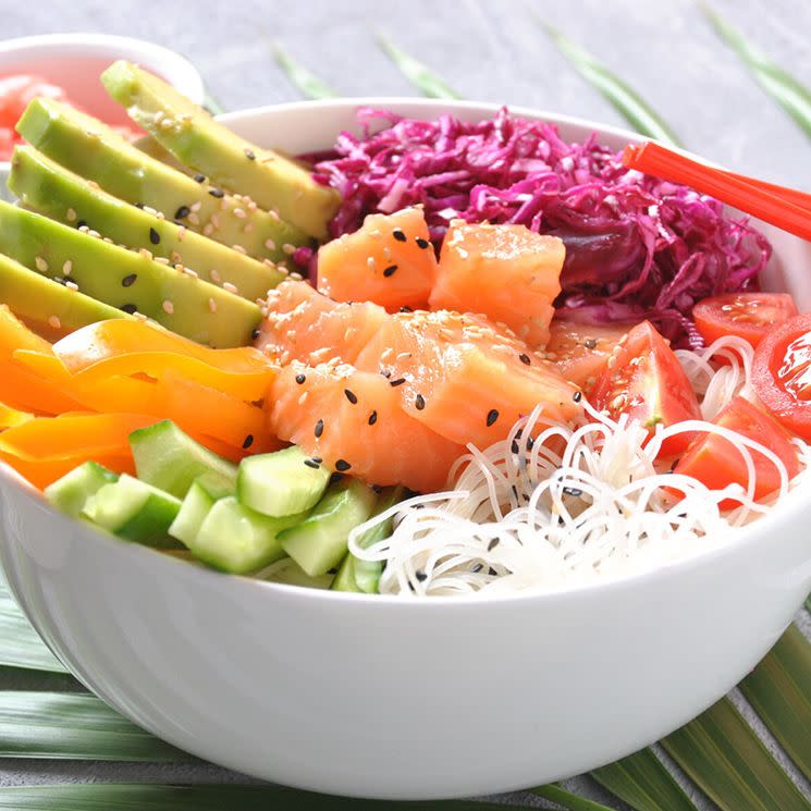 'Poke' de salmón con aguacate, pimientos y 'noodles'