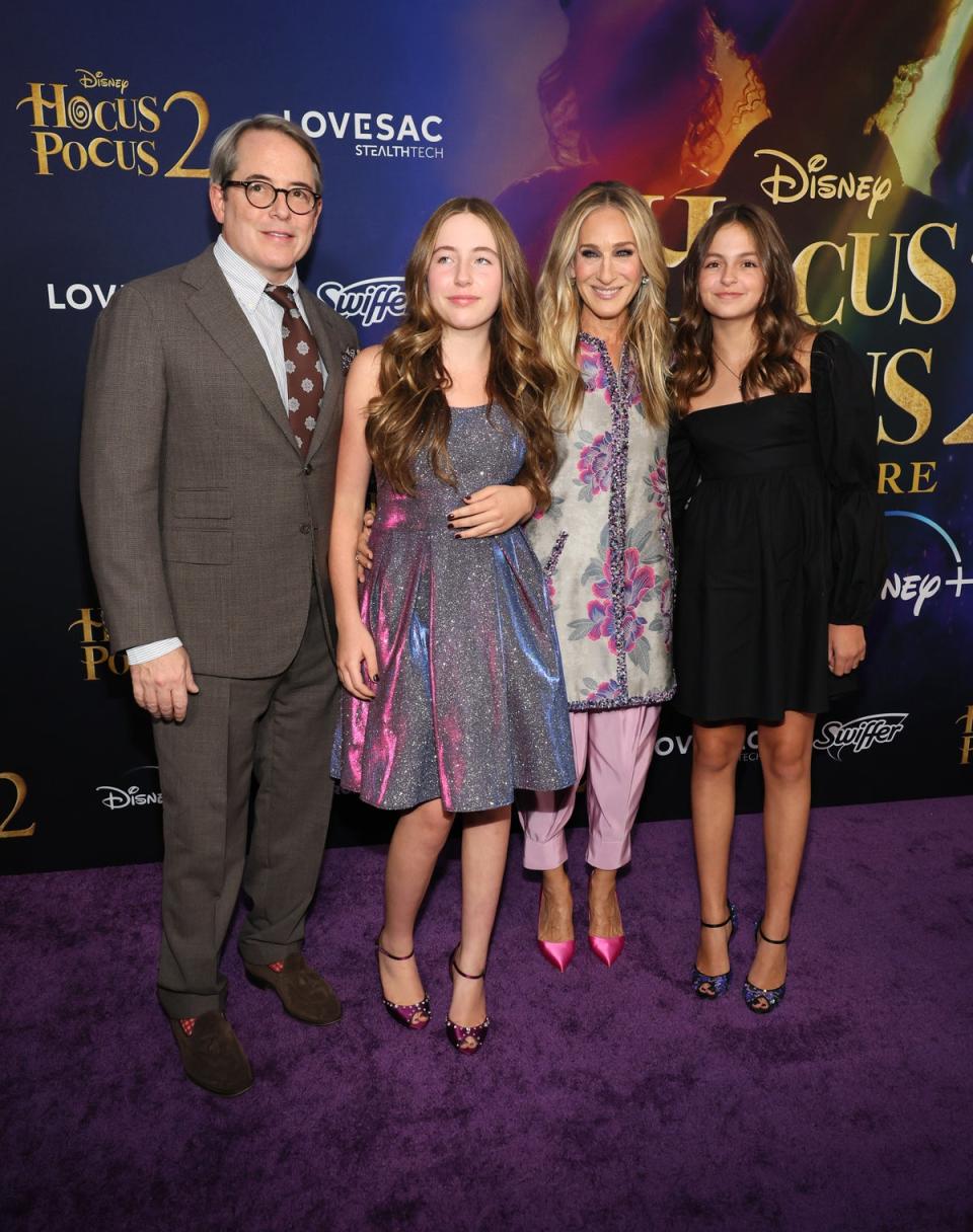 Sarah Jessica Parker posed with her daughters, Marion and Tabitha, and husband Mathew Broderick at the Hocus Pocus 2 premiere (Getty Images)
