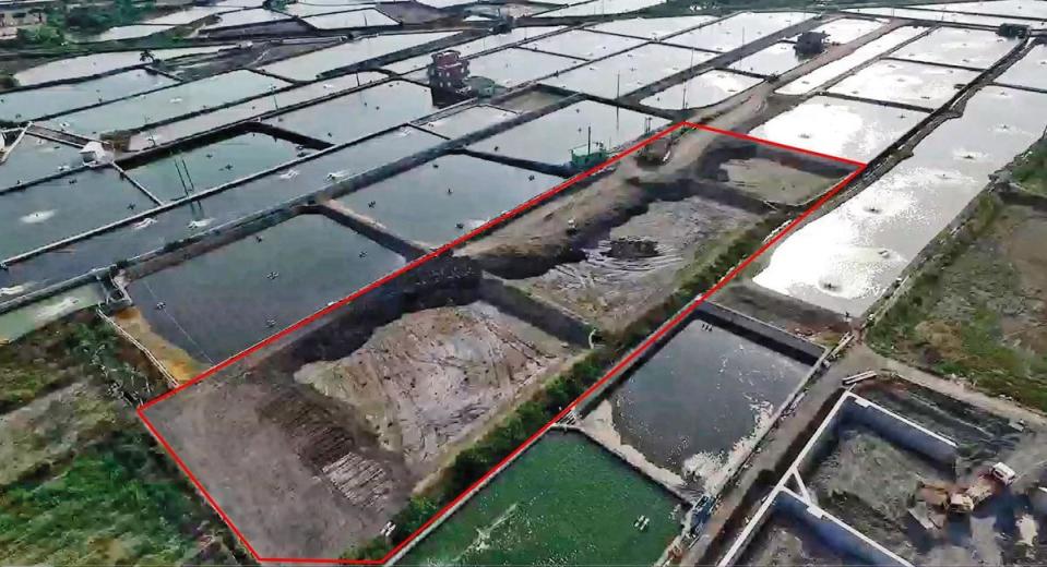 回填廢棄土的農地（紅框處）緊鄰魚塭。