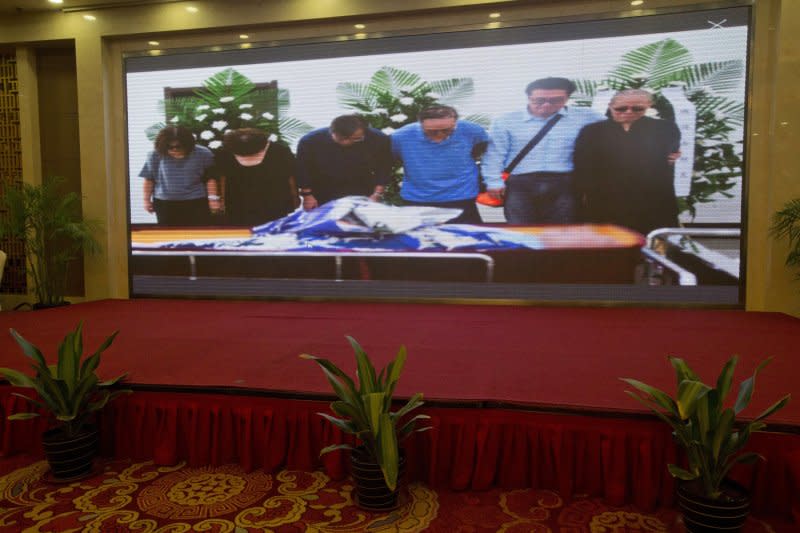 2017年7月15日，劉曉波的遺體在瀋陽火化。右起：劉曉波的遺孀劉霞、內弟劉暉、哥哥劉曉光、弟弟劉曉煊（AP）