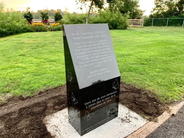 A memorial plaque honouring the lives of Norah and Romy Carpentier was erected at the Chutes-de-la-Chaudière park in Lévis. (Radio-Canada / Marie-Pier Bouchard - image credit)