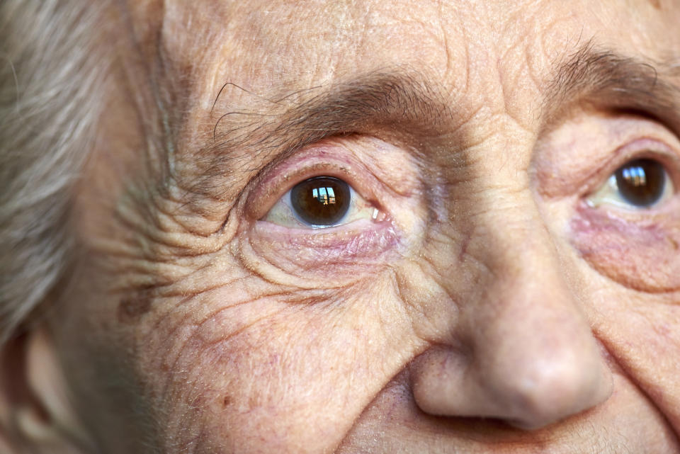 La mirada de una anciana. Foto: pbombaert/Getty Images