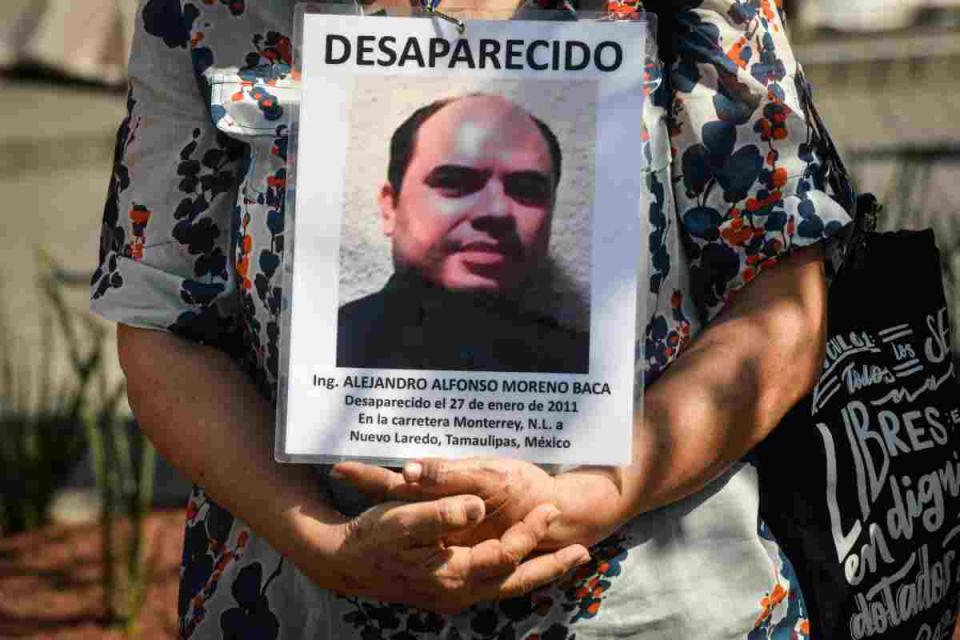 Familiares de desparecidos en protesta pacífica luego de que militares retiraran cuatro memoriales frente a Palacio Nacional. Foto: Cuartoscuro