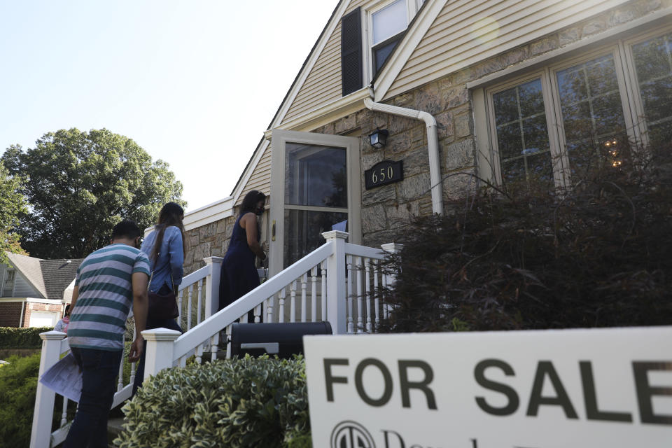 Space-eager home buyers stage bidding wars in New York City suburbs in the fall. (Credit: Xinhua/Wang Ying, Getty Images)