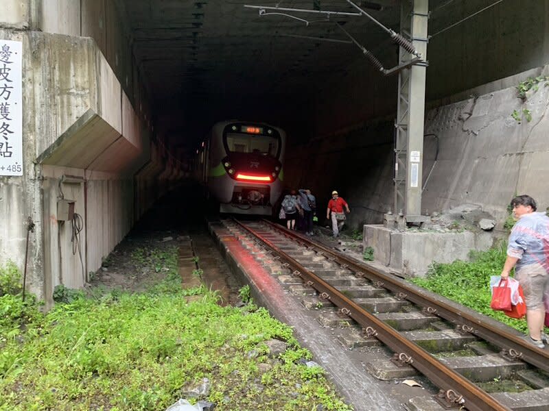 台鐵列車遭落石擊中  乘客走鐵軌轉乘接駁（2） 台鐵229班次新自強號21日下午行進間疑遭落石砸破 駕駛室玻璃，隨即緊急停靠在清水隧道內，車內乘客 陸續撤出脫困，循鐵軌路線步行轉搭4033車次區間車 離開。 （台鐵提供） 中央社記者張祈花蓮傳真  113年6月21日