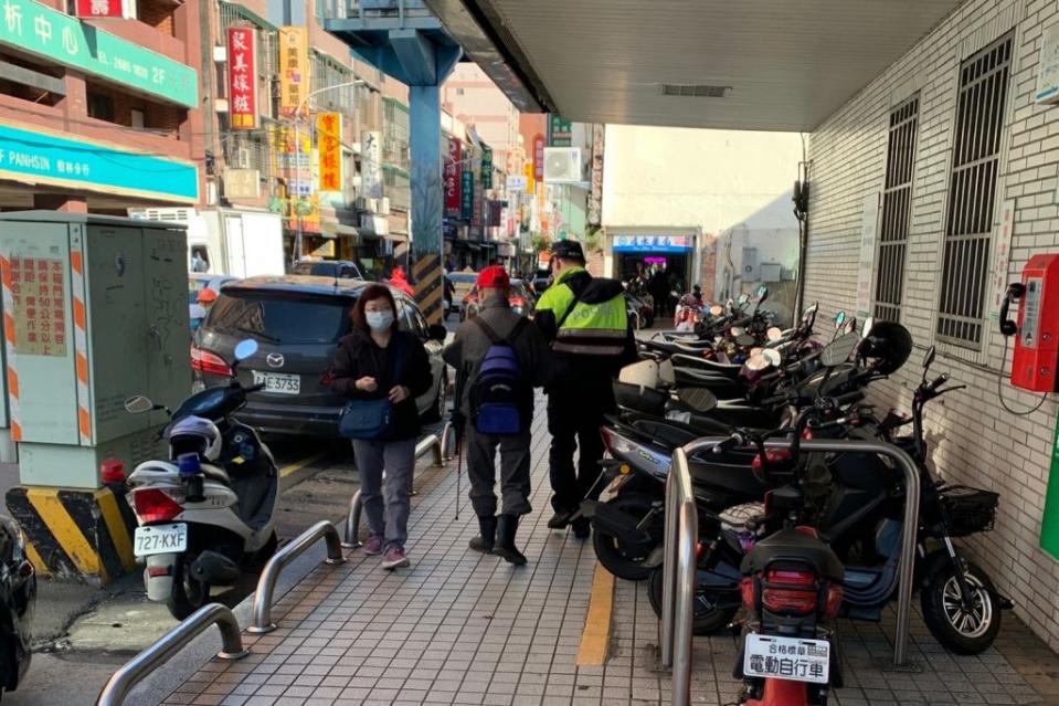 樹林警分局樹林派出所警員黃千駿、廖桂篁，日前發現一名視障男子獨自一人過馬路，主動上前關心，並攙扶及陪同他至目的地。（樹林警分局提供）