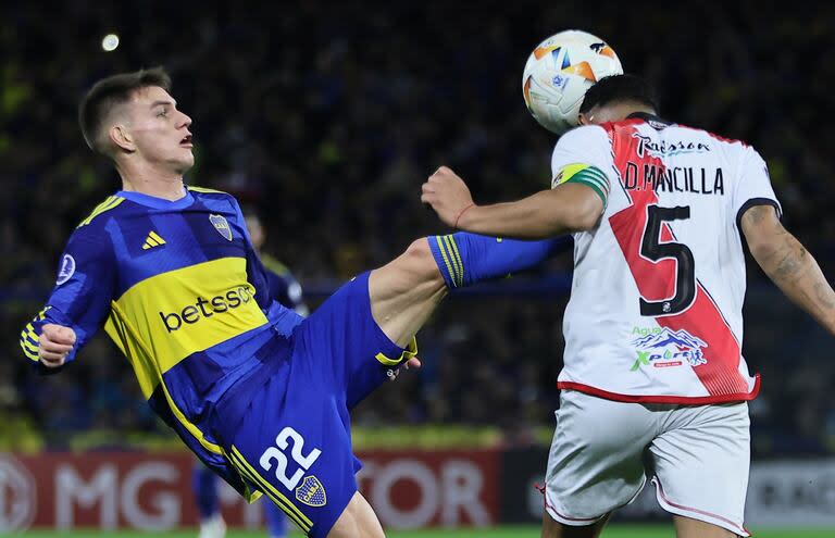 Kevin Zenón disputa el balón con David Mancilla, de Nacional Potosí; el atacante fue una vez más el mejor de Boca y marcó un golazo en la amplia victoria por la Copa Sudamericana.