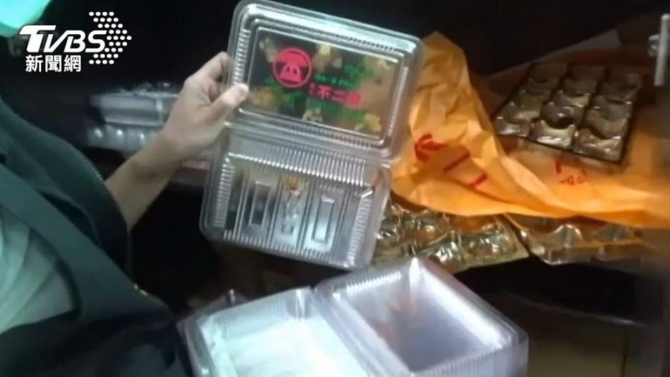 警方查扣仿冒商標的包裝盒。（圖／TVBS）