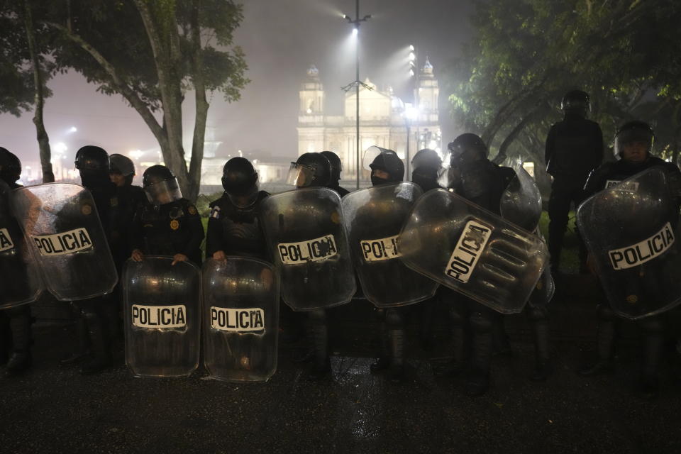 Policías antimotines toman posición en la plaza de la Constitución ante los actos violentos en una manifestación en Ciudad de Guatemala el lunes 9 de octubre de 2023. Las protestas en respaldo del presidente electo Bernardo Arévalo reclaman por las acciones de la fiscalía y judiciales contra su partido para suspenderlo por presuntamente haberse constituido con firmas falsas. (AP Foto/Moisés Castillo)