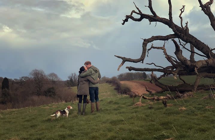 Les murs de Buckingham Palace tremblent. La semaine dernière, Netflix a créé l’événement en dévoilant les premières images de « Harry & Meghan », le documentaire consacré à la vie privée du duc et de la duchesse de Sussex. L’année dernière, on apprenait que le couple princier avait signé un contrat avec Netflix pour une série documentaire sur leur vie. L’occasion pour eux de livrer leur vérité.À lire aussi >>> Mariage royal : Meghan et Harry, les rebelles adorés et détestésDisponibles depuis ce jeudi 8 décembre, les trois premiers épisodes évoquent notamment le premier rendez-vous de Meghan et Harry, leur vie secrète avant l’officialisation du couple ou encore le voyage qui a fait basculer leur histoire d’amour. Un vrai conte de fées à la sauce Netflix, saupoudré d’une bonne dose de royauté. Les trois prochains et ultimes épisodes de « Harry & Meghan » seront disponibles sur la plateforme, le 15 décembre prochain. En attendant, on vous recommande 10 documentaires sur la famille royale à dévorer sans plus attendre. Les documentaires sur la famille royale à voir sur NetflixAprès avoir regardé « Harry & Meghan », on reste sur la plateforme VOD pour continuer de découvrir la famille royale britannique. On remonte le temps avec « King George VI » et « A Very Royal Wedding ». On se remémore le destin hors du commun de la reine Elisabeth II grâce à « The Majectif Life of Queen Elizabeth II ». On renoue avec l’histoire de Diana Spencer devant « Diana : The Woman Inside » et « Diana of Wales : A Celebration of a Life ». Les documentaires sur la famille royale à voir sur SaltoLes abonnés de la plateforme française peuvent (re)voir, à l’envie, « Harry & Meghan : The Revelations » et « The Royals Revealed ». D’autres programmes, centrés sur la mère du prince, « Qui était vraiment Lady Diana ? », et sur sa grand-mère, « Elisabeth II », sont également disponibles.