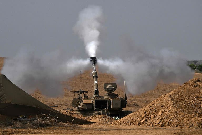 El ejército israelí dispara granadas de mortero hacia la Franja de Gaza el 28 de octubre de 2023