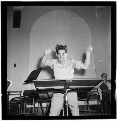 Retrato de Leonard Bernstein, Carnegie Hall, Nueva York, entre 1946 y 1948. <a href="https://commons.wikimedia.org/wiki/File:(Portrait_of_Leonard_Bernstein,_Carnegie_Hall,_New_York,_N.Y.,_between_1946_and_1948)_(LOC)_(4888065253).jpg" rel="nofollow noopener" target="_blank" data-ylk="slk:Library of Congress/Wikimedia Commons;elm:context_link;itc:0;sec:content-canvas" class="link ">Library of Congress/Wikimedia Commons</a>