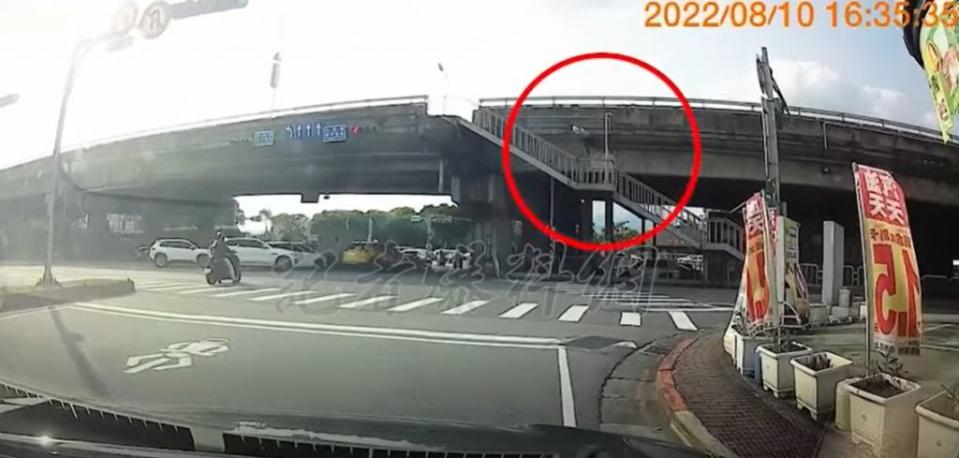 1名男子騎著機車上民權大橋，結果卻從4公尺高的地方重摔至平面道路。（圖／翻攝自記者爆料網）