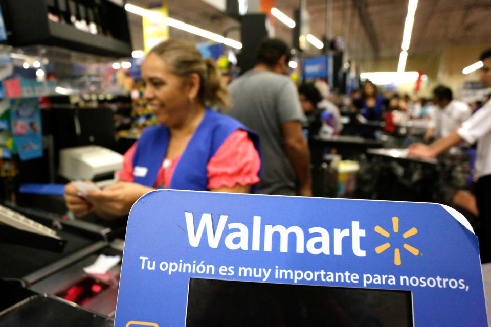 Una trabajadora de Walmart en una tienda de Monterrey durante la celebración del 'El Buen Fin' . REUTERS/Daniel Becerril