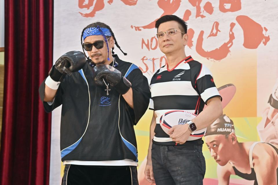 葛西瓦（左）與世壯運的音樂統籌陳子鴻特別穿上球衣出席記者會，重溫青春運動夢想。（臺北市政府文化局提供）